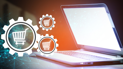 Ein Laptop steht auf einem Schreibtisch mit digitalen Grafiken von drei Zahnrädern mit Einkaufswagen-Symbolen, die Online-Shopping oder E-Commerce-Technologie symbolisieren. Der Hintergrund zeigt abstrakte Netzwerklinien und einen Lichteffekt mit Farbverlauf.