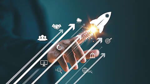 Eine Hand zeigt auf ein leuchtendes Raketensymbol, das Innovation und Wachstum symbolisiert. Um die Rakete herum befinden sich Symbole wie ein Händedruck, eine Wolke, ein Ziel, ein Computer, drei Köpfe und ein vernetzter Globus. Weiße Pfeile zeigen nach oben und symbolisieren Fortschritt und Entwicklung.