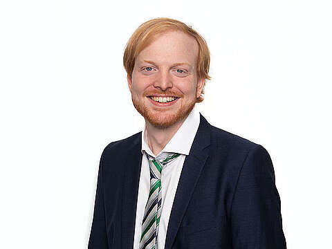 Portrait des HEDGEHOG des Geschäftsführers Benedict Vogel im Anzug